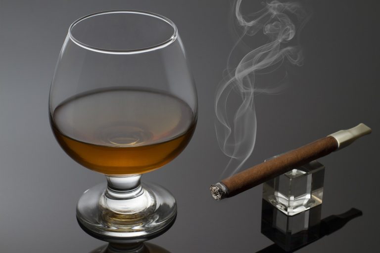 Sigaro con bicchiere di alcool