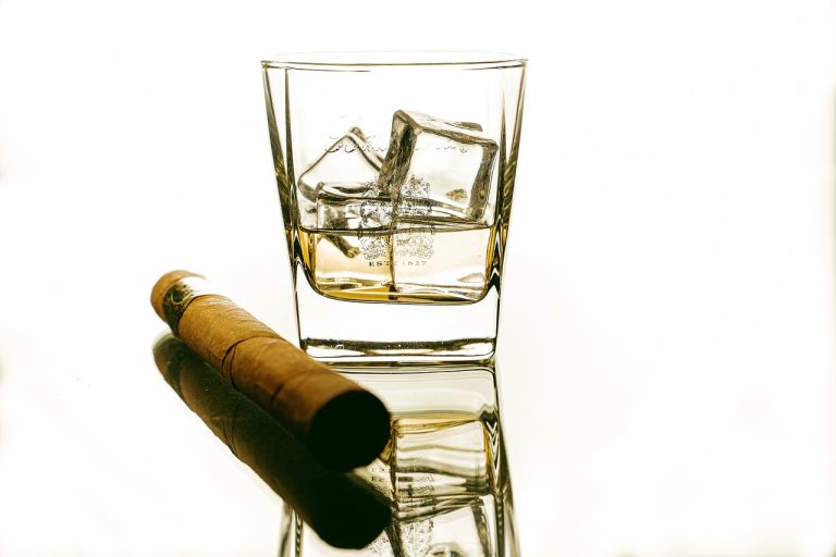 Sigaro con whiskey