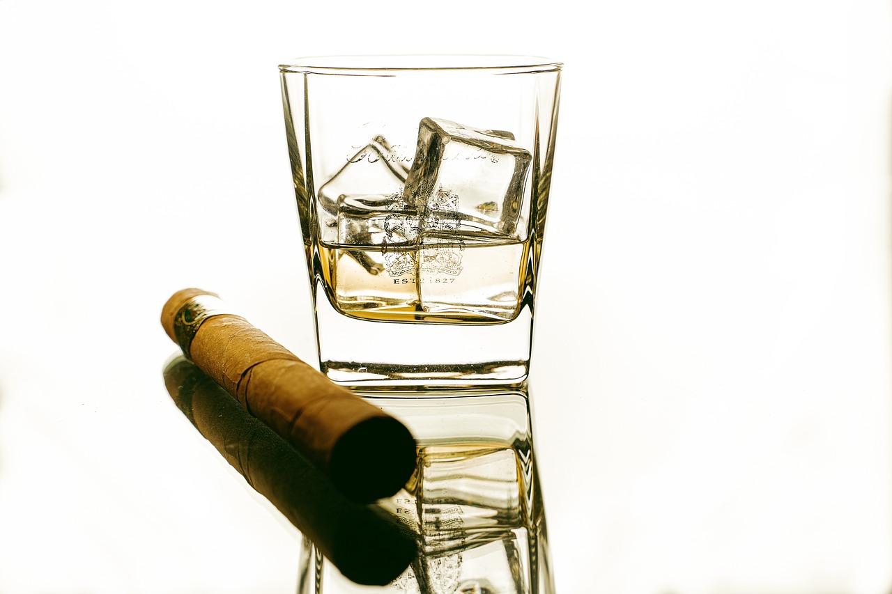 Sigaro con whiskey