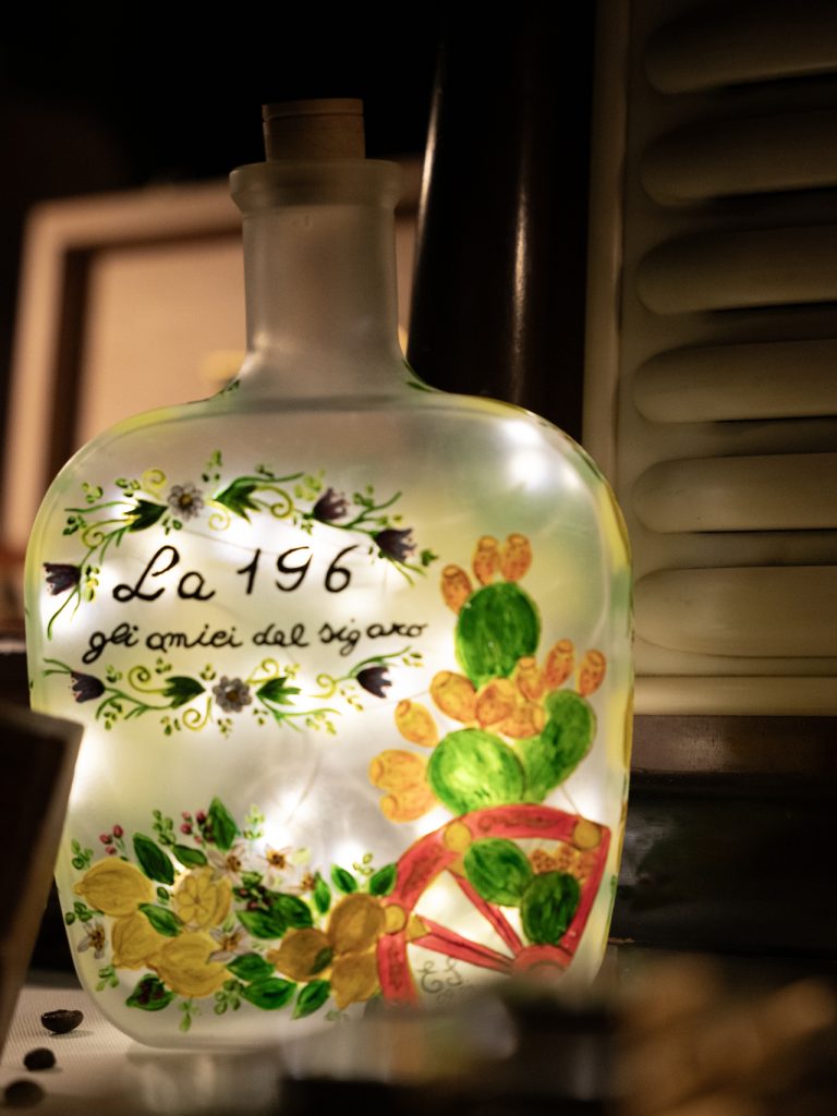 Bottiglia La 196 gli Amici del Sigaro con decorazioni
