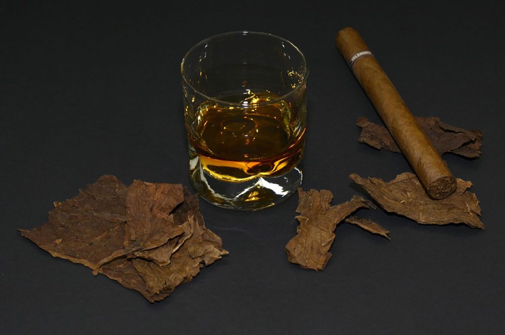 Quando il sigaro incontra il distillato: guida pratica agli abbinamenti perfetti